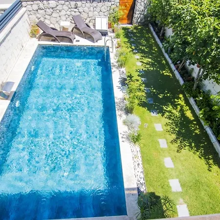 Villa Alacati Mustakil Havuzlu *