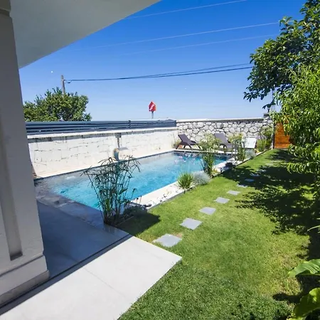 Alacati Mustakil Havuzlu Villa Cesme