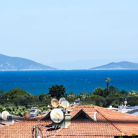 Alacati Mustakil Havuzlu