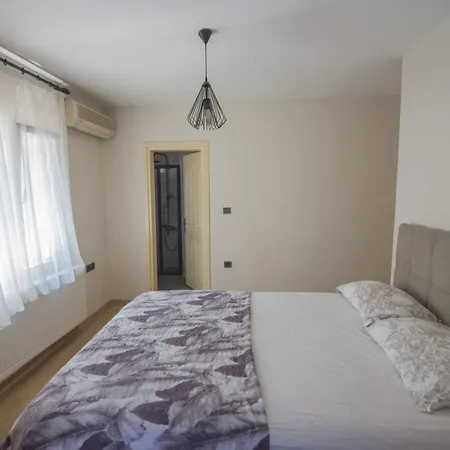 Alacati Mustakil Havuzlu Villa Cesme